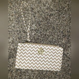 Chateau| Chevron Patterned Double Sided Wallet Wristlet